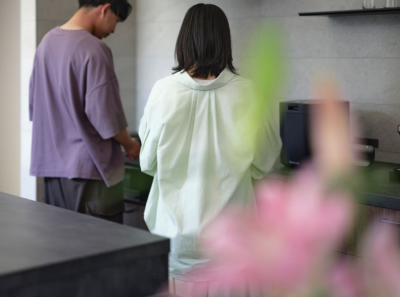 キッチンカウンターに並んで立つふたりの後ろ姿