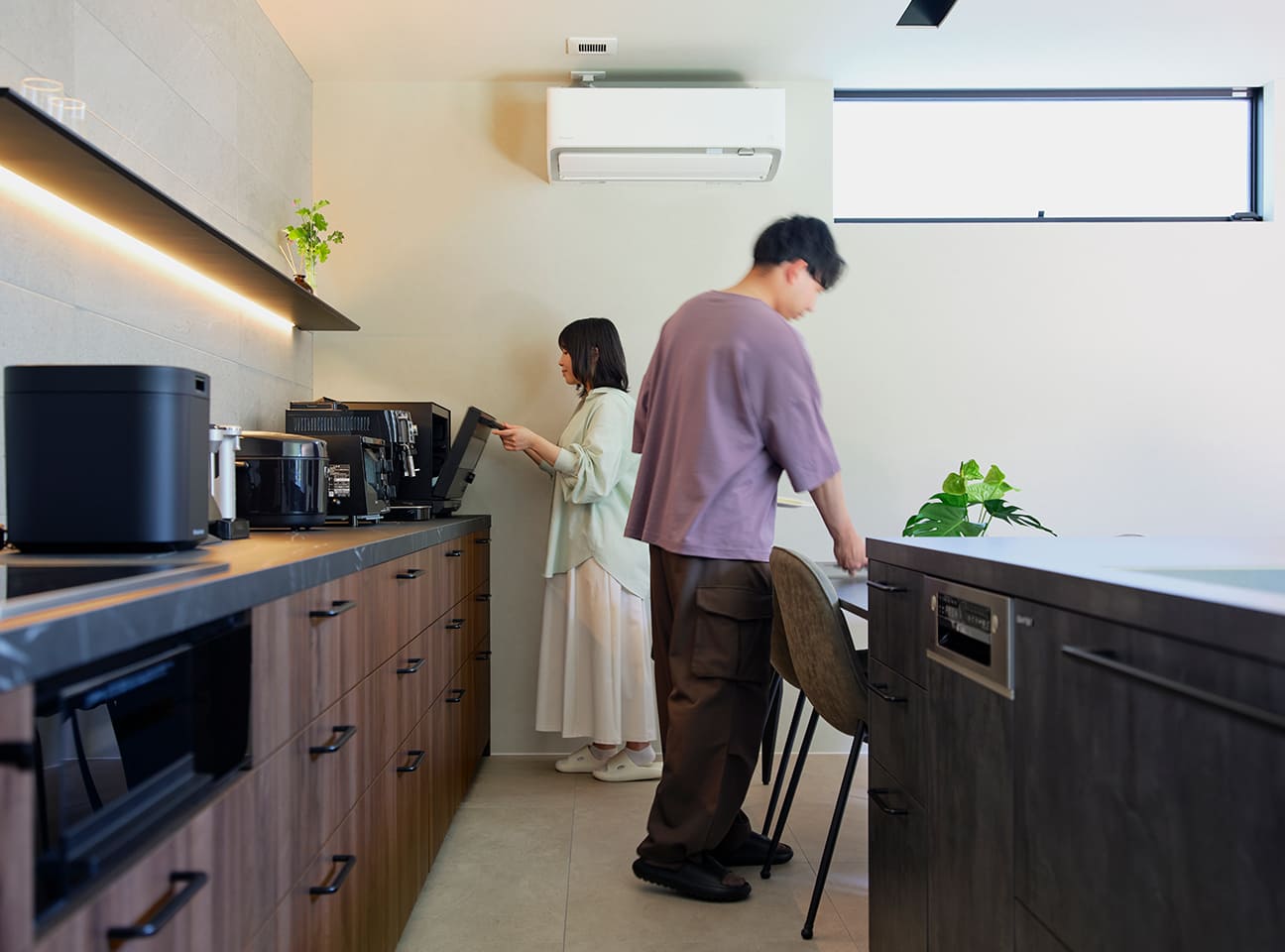 キッチンに並んで立つけんとさん・みなみさんご夫妻
