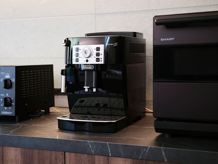 デロンギのコーヒーマシンとオーブントースター